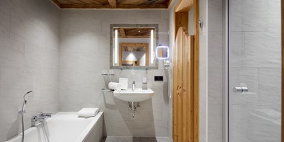 Hüttendorf - Küche - Katschberghöhe - Badezimmer mit Dusche/Badewanne/WC getrennt - Promi Alm Flachau