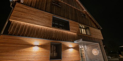 Hüttendorf - Küche - Scheunenloft - bis 4 Personen 
Eingangsbereich mit Fassade bei Nacht - Das MUSSEA Landhaus Chalet & Scheunenloft
