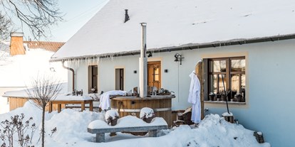 Hüttendorf - Küche - Landhaus Chalet für 2 Personen
Terrasse mit HotTub - Das MUSSEA Landhaus Chalet & Scheunenloft