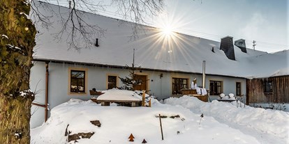 Hüttendorf - Bayern - Landhaus Chalet für 2 Personen
Terrasse im Winter - Das MUSSEA Landhaus Chalet & Scheunenloft