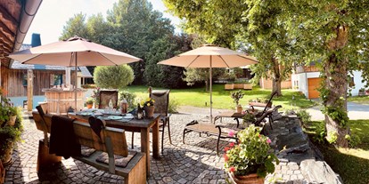 Hüttendorf - Küche - Landhaus Chalet für 2 Personen
Terrasse mit Garten im Sommer - Das MUSSEA Landhaus Chalet & Scheunenloft
