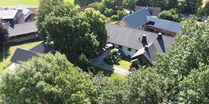 Hüttendorf - Sonnenterrasse - Blick in den Garten unseres Landhaus Chalets - im Hintergrund das Dach unseres Scheunenlofts - Das MUSSEA Landhaus Chalet & Scheunenloft