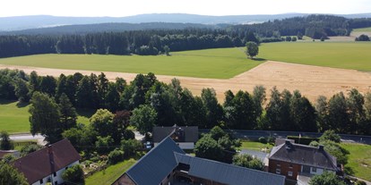 Hüttendorf - Sonnenterrasse - Blick ins Fichtelgebirge - über unseren Scheunenloftgiebel hinweg.. - Das MUSSEA Landhaus Chalet & Scheunenloft