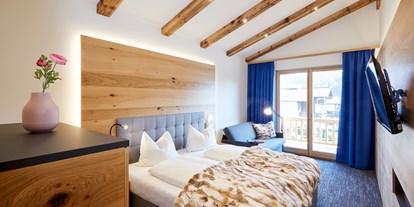 Hüttendorf - Schwerpunkt: Wanderurlaub - Neubeuern - Schlafzimmer mit Doppelbett - Chalets Hubertus 