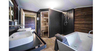 Hüttendorf - Salzburg - Auch in 400 Jahre alten Gemäuern braucht man in diesem Chalet auf modernen Komfort nicht verzichten. Badezimmer mit Badewanne, Dusche und Sauna. - Alpenchalet KÄTH & NANEI