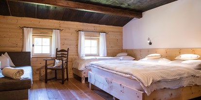 Hüttendorf - Schwerpunkt: Familienurlaub - Altaussee - Schlafzimmer mit Zirbenholz im Luxuschalet - Alpenchalet KÄTH & NANEI