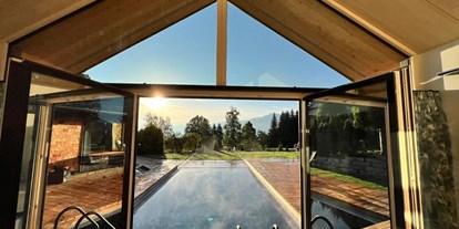 Hüttendorf - Schwerpunkt: Skiurlaub - Privater Infinitypool ganzjährig beheizt (30 Grad, 4 x 8 m)
Private Panorama Sauna - Luxus Chalet Annelies