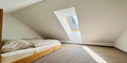 Hüttendorf - King Size Bett - Flachau - Das Chalet verfügt über 1 Schlafzimmer und ein Dachgeschoss Zimmer für 2 Kinder bis 10 Jahre. - Luxus Chalet Annelies