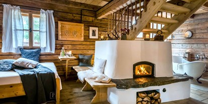 Hüttendorf - Küche - Wohnraum im Berg-, Premium-, Willy Bogner Chalet und in der Villa WOSSA - PRIESTEREGG Premium ECO Resort
