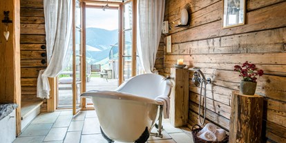 Hüttendorf - Küche - Freistehende Badewanne im Berg-, Premium-, Willy Bogner Chalet und in der Villa WOSSA - PRIESTEREGG Premium ECO Resort