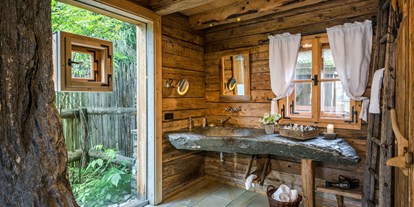 Hüttendorf - Umgebungsschwerpunkt: See - Walchsee - Offenes Badezimmer mit Dusche im Berg-, Premium-, Willy Bogner Chalet und in der Villa WOSSA - PRIESTEREGG Premium ECO Resort