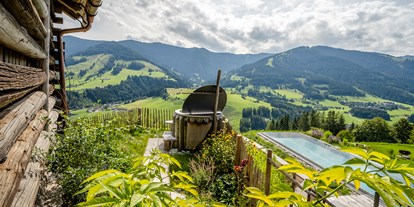 Hüttendorf - Balkon - Pinzgau - Hot Pot und Infinitypool in der Villa ETANER  - PRIESTEREGG Premium ECO Resort