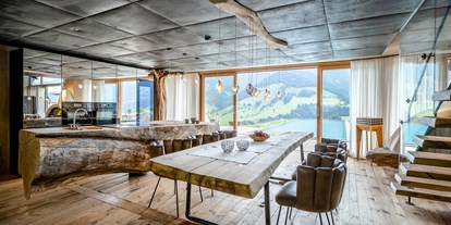 Hüttendorf - Balkon - Pinzgau - Küche und Esszimmer in der Villa ETANER - PRIESTEREGG Premium ECO Resort
