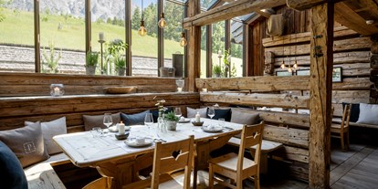 Hüttendorf - Küche - Skicircus Saalbach Hinterglemm Leogang Fieberbrunn - Restaurant Huwi's Alm mit Panoramafenster - PRIESTEREGG Premium ECO Resort