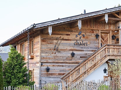 Hüttendorf - Sauna: im Chalet - Außenansicht Chalet im Sommer - Chalet F