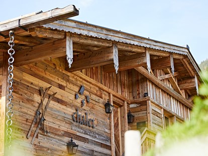 Hüttendorf - Sauna: im Chalet - Außenansicht Chalet im Sommer - Chalet F