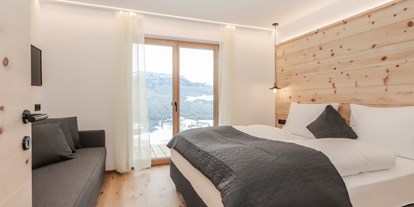 Hüttendorf - Anreise mit dem Auto - Kastelruth - Schlafzimmer mit zusätzlichem Schlafsofa - Hauserhof Chalet