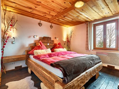 Hüttendorf - Doppelbett - Haidmühle - Altholz-Bett Chalet PAARadies - Traumhütten für Zwoa