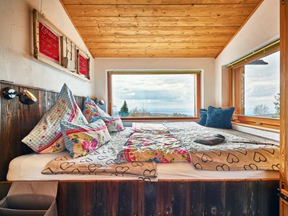 Hüttendorf - Doppelbett - Schlafzimmer mit Panoramasicht Chalet HERZblatt - Traumhütten für Zwoa