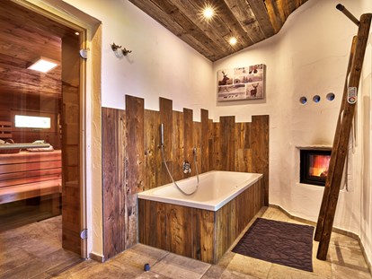 Hüttendorf - Doppelbett - Badezimmer mit angrenzender Sauna Chalet GLÜCKlich - Traumhütten für Zwoa