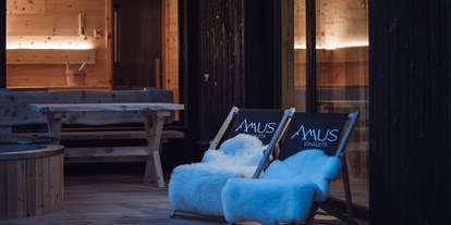 Hüttendorf - Anreise mit dem Auto - Kastelruth - Jedes Chalet hat eine eigene finnische Saune mit Panoramafenster - Amus Chalets Dolomites