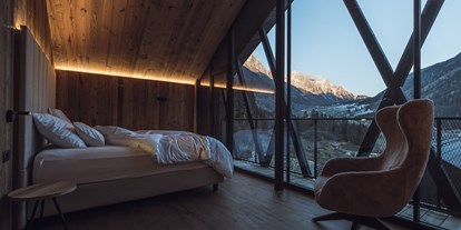 Hüttendorf - Küche - Vals / Mühlbach - Schlafzimmer mit Panoramablick  - Amus Chalets Dolomites