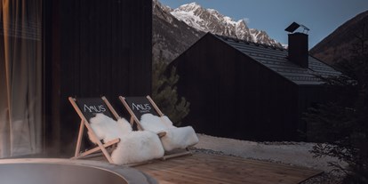 Hüttendorf - Schwerpunkt: Skiurlaub - Jedes Chalet hat einen Hot Tub/Hot Pot auf der Terrasse, der mit frischen Quellwasser gefüllt und gewärmt wird  - Amus Chalets Dolomites