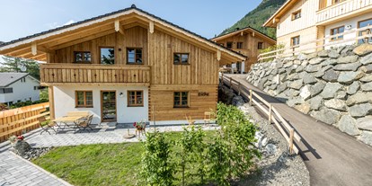 Hüttendorf - zustellbares Kinderbett - Allgäu - Außenansicht Waldhütte "Eiche" - Waldchalets Allgäu