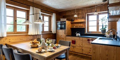 Hüttendorf - zustellbares Kinderbett - Allgäu - Küche Waldhütte "Lärche" - Waldchalets Allgäu