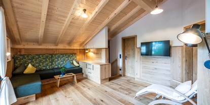 Hüttendorf - zustellbares Kinderbett - Allgäu - Wohnzimmer Waldhütte "Eiche" - Waldchalets Allgäu
