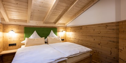 Hüttendorf - zustellbares Kinderbett - Allgäu - Schlafzimmer Waldhütte "Tanne" - Waldchalets Allgäu