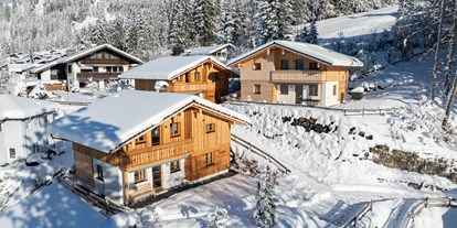 Hüttendorf - zustellbares Kinderbett - Allgäu - Aussenansicht im Winter - Waldchalets Allgäu