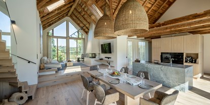 Hüttendorf - Schwerpunkt: Familienurlaub - Steiermark - Wohnzimmer und Küche mit qualitativ hochwertiger Ausstattung - Beachhouse & Pool  - Julianhof - Premium Guesthouse & Spa