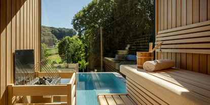 Hüttendorf - Küche - Sauna mit Panorama-Glas --> Sauna mit traumhaften Ausblick - Julianhof - Premium Guesthouse & Spa