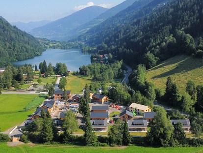 Hüttendorf - Umgebungsschwerpunkt: Berg - Übersicht Park mit Afritzersee - DualResorts Afritz am See