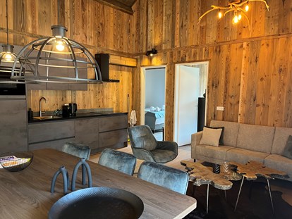Hüttendorf - Sauna: im Chalet - Turrach - Wohnzimmer Apartment Dual 6 - DualResorts Afritz am See
