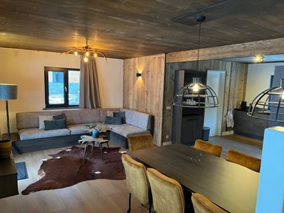 Hüttendorf - Küche - Wohnzimmer Chalet Grande - DualResorts Afritz am See