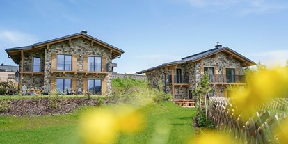 Hüttendorf - Sauna: im Chalet - Turrach - Außenansicht Chalet-Garten im Sommer - Kauz - Design Chalets
