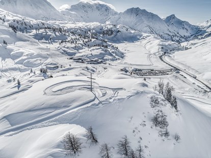 Hüttendorf - Parkplatz direkt an der Hütte - Vorarlberg - Purer Bergwinter erleben: auf der Piste, beim Winterwandern, auf der Loipe, bei einer Rodelpartie oder auf einer der Sonnenterrassen - Aadla Walser-Chalets am Arlberg