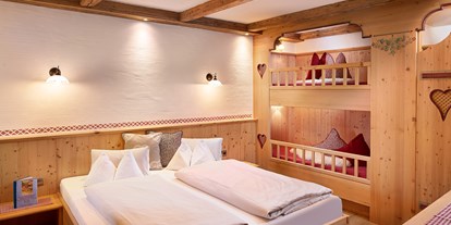 Hüttendorf - Küche - Salzburg - Schlafzimmer mit Doppelbett und Stockbett - Almdorf Flachau