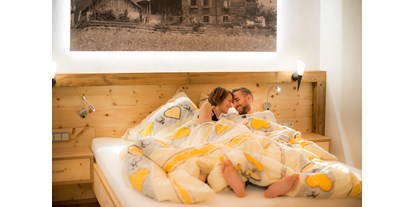 Hüttendorf - Kinderhochstuhl - Balderschwang - Sehr lange ausschlafen im Zirbenbett - Almdorf Tirol am Haldensee