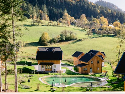 Hüttendorf - Wandern - Abtenau - Ausseer Häuser im Narzissendorf Zloam mit Badeteich - Narzissendorf Zloam