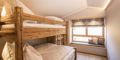 Hüttendorf - Schwerpunkt: Wanderurlaub - Neubeuern - Uriges Schlafzimmer mit Luxus Altholz Stockbett - ALPEGG CHALETS