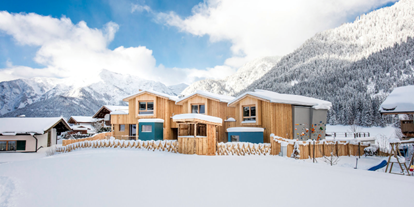 Hüttendorf - Skiraum: im Hauptgebäude - Zell am See - Winter Außenansicht Alpegg Chalets am Fuße der Steinplatte - ALPEGG CHALETS