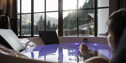 Hüttendorf - Pools: Infinity Pool - Südtirol - Mons Silva - Private Luxury Chalets