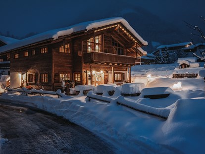 Hüttendorf - zustellbares Kinderbett - winterliches Chaletdorf am Abend - Alpzitt Chalets