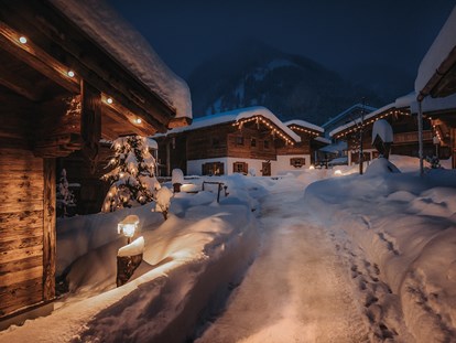 Hüttendorf - Skiraum: im Hauptgebäude - Deutschland - Dorfplatz im Winter - Alpzitt Chalets