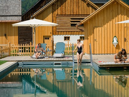 Hüttendorf - Einzelbett - Nach dem Wandern oder Mountainbiken hinein in den hauseigenen Schwimmteich!  - Schmiedgut Bad Aussee