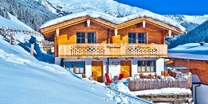 Hüttendorf - Ski-In/Ski-Out: Ski-In - Österreich - Wintertraum im Chalet - Alpendorf Anno Dazumal