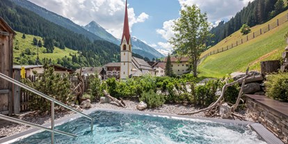 Hüttendorf - Balkon - Tirol - Beheizter Infinity-Pool - Alpendorf Anno Dazumal